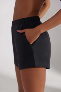 Shorts de sport pour femmes, très demandés, noirs délavés, avec poches, à enfiler, taille haute et respirants - Product Image 2