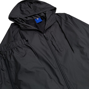 Conjunto Deportivo Unisex Ligero y Cortavientos, Chaqueta con Capucha y Pantalones, Color Negro Sólido, Ropa Deportiva Informal de Manga Larga para Primavera - Product Image 3