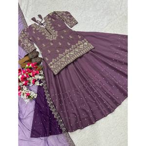 Ensemble Lehenga pour femmes de créateur avec broderie et séquence haut et bas de travail styles variables - Product Image 2