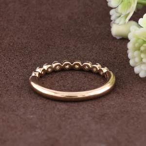 Bague minimaliste empilable en or rose 14 carats avec diamant rond de laboratoire, bijou fin pour femme, cadeau pour mariage - Product Image 4