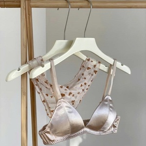 Ropa interior sexy para mujer OEM, sujetador con cuello en V profundo y bragas con diseño floral - Product Image 1