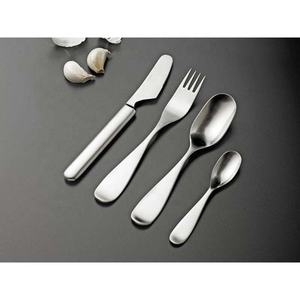 Ensemble fourchette et couteau de luxe en acier inoxydable, finition argentée, design plat - Product Image 1