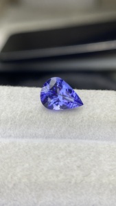 Pierre de Tanzanite naturelle certifiée superbe, taille poire, avec une couleur et un lustre excellents, Zoisite naturelle, 1,90 carat, nette à la loupe - Product Image 5