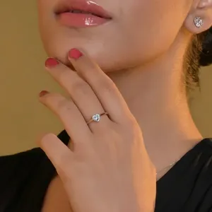 Bague de mariage solitaire en forme de cœur, look royal, avec clarté VVS-VS certifiée IGI. Achetez directement auprès d'un fournisseur indien de confiance. - Product Image 2