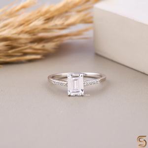 Anillo de Moissanita con Corte Esmeralda en Oro de 10K, Banda Pavé, Estilo Solitario, Diseño Clásico y Elegante, Joyería Brillante, Idea de Regalo para Mujer - Product Image 2