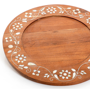 Plateau rond élégant en bois avec des bordures florales incrustées complexes, parfait pour la décoration de table moderne et le service - Product Image 4