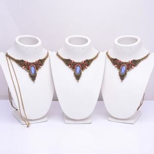 สร้อยไม้ไผ่ถักมาคราเม่สีทอง ประดับอัญมณี งานแฮนด์เมด ดีไซน์ประณีต  เครื่องประดับคลาสสิกสำหรับศาสนาพุทธ โดยบริษัท มังกัลมัย คอร์ปอเรชั่น - Product Image 1