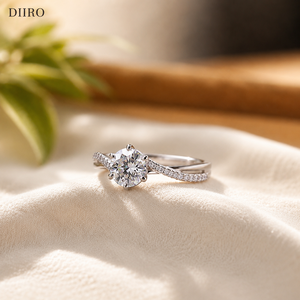 Anillo de Compromiso de Oro Blanco Vermeil de 14K con Diamantes Redondos Brillantes y Banda Trenzada de Moissanita para Mujer - Product Image 1