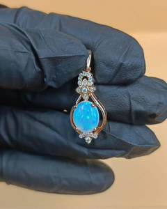 Pendentif en opale or rose avec accents de diamants, style vintage, charme solitaire pour femme, à porter au quotidien, forme goutte d'eau, serti griffe - Product Image 1