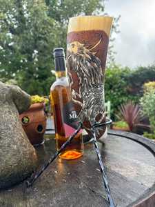 Corne à boire viking moderne, motif Fenrir/Corbeau d'Odin, écologique, faite à la main, durable, en corne de buffle, décoration d'intérieur, cadeau d'affaires, artisanat - Product Image 2
