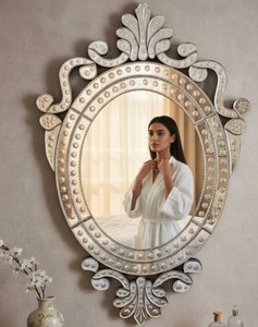 Espejo de Pared Veneciano de Lujo Hecho a Mano con Marco de Vidrio Grabado Intrincado y Decoración Tradicional Italiana Inspirada en Murano - Product Image 1