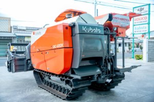 Cosechadora de arroz Kubota DC120X con orugas de goma para campos fangosos, máquina agrícola - Product Image 4