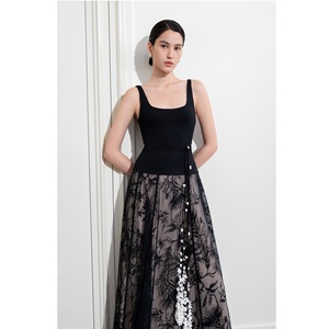 เสื้อผู้หญิงรุ่นใหม่ปี 2026 AYLA KNIT TOP ODM สไตล์มินิมอลอเนกประสงค์ แขนกุด คอเหลี่ยม เสื้อผู้หญิงทรงสวยสง่า - Product Image 1