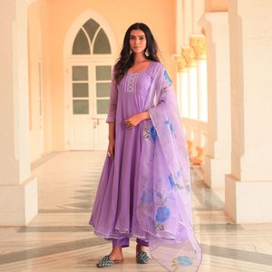 ROBE DE TRAVAIL EN DENTELLE GEORGETTE ATTRACTIVE BAS AVEC DUPATTA VIOLET - Product Image 1