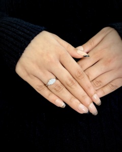 Bague Trio de Haute Qualité à Coupe Coussin avec Diamant Solitaire à Coupe Cœur Cultivé en Laboratoire Or 18K Vente en Gros Fabricant de Bijoux Fins OEM - Product Image 1