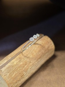 Bague tendance à trois pierres en moissanite taille ronde, en argent sterling 925 original, pour mariage, promesse ou anniversaire, avec breloques - Product Image 5