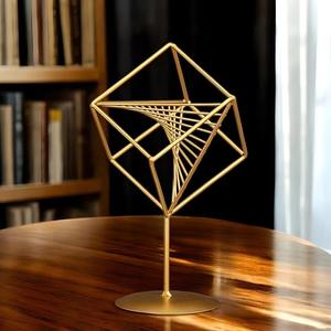 Elegante escultura geométrica de alambre dorado en forma de cubo, objeto decorativo para mesa, hogar, interior, oficina, escritorio y estantería, de la India. - Product Image 6