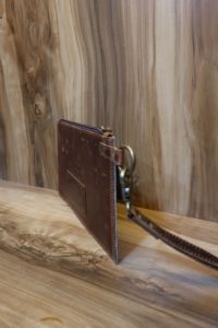 Pochette à main en cuir véritable fait main avec fourrure de vache – Pochette zippée style western marron et blanc avec bandoulière amovible - Product Image 5