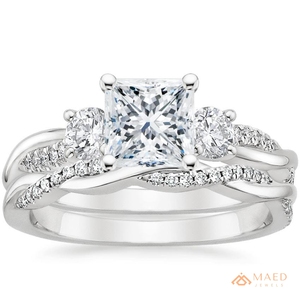 Anillo de Compromiso y Boda de Moissanita con Corte Princesa en Tono Plateado, con Piedras Laterales Redondas Engastadas en Pavé, Joyería de Regalo para Ella - Product Image 1