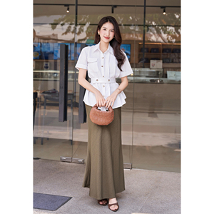 เสื้อเชิ้ตแขนสั้นสีขาวลำลองสำหรับผู้หญิง คอปกพับได้ ดีไซน์ไม่สมมาตร พร้อมเข็มขัด สวมใส่สบายในฤดูร้อน ออกแบบตามสั่ง SILAS - Product Image 2