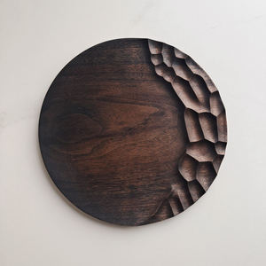 Assiette de service en bois faite à la main qui rehausse l'expérience culinaire grâce à son artisanat unique, sa beauté naturelle et son style. - Product Image 1