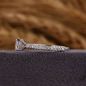 Anillo de Compromiso con Halo Oculto de Diamante Cultivado en Laboratorio en Oro Sólido de 18K, Regalo de Aniversario de Bodas, Engaste de Tres Lados con Pavé, Platino, IGI - Product Image 3