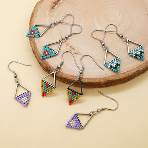 Modernos Pendientes de Cuentas de Vidrio y Resina con Diseño Turquesa y Flecos en Cascada, Joyería Única para Regalo - Product Image 3