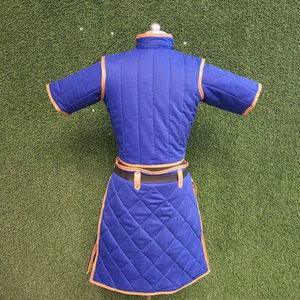 Manteau Gambeson médiéval bleu rembourré en coton, pour cosplay, HEMA, reconstitution historique, costume LARP avec sangles et boucles en cuir marron - Product Image 3