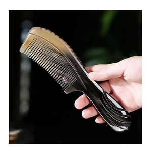 Peigne en corne de buffle naturelle pour hommes et femmes, outil de soin des cheveux antistatique pour massage du cuir chevelu, accessoire de coiffure traditionnel fait à la main - Product Image 1