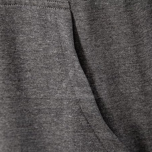 Manténgase cómodo durante los entrenamientos con sudaderas con capucha para hombre con tecnología de absorción de humedad y secado rápido. - Product Image 4