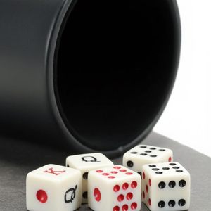 Ensemble de jeux de société personnalisés en gros, gobelet à dés en cuir original, gobelet à dés en cuir avec logo personnalisé et dés de poker - Product Image 4