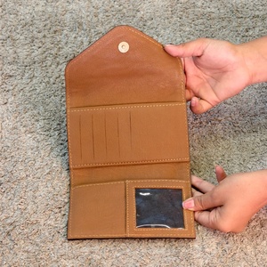 Nuevo y Moderno Tarjetero Monedero de Cuero Genuino 100% Tallado a Mano, Mini Porta Tarjetas de Crédito e Identificación para Mujer, Uso Profesional - Product Image 3