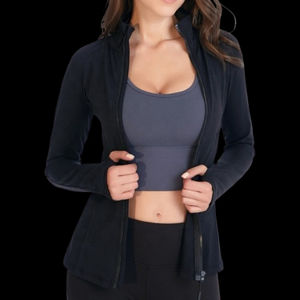 Ensemble de sport respirant et ajusté pour le fitness et le yoga, collection printemps, couleur unie, comprenant un crop top, une veste à manches longues et un pantalon de course à taille élastique, 3 pièces - Product Image 3
