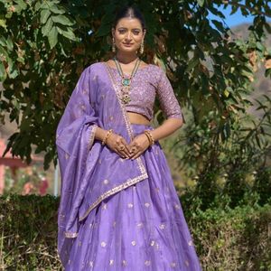 Vestido de fiesta para mujer con lentejuelas bordadas en morado y dorado, estilo Lehenga con bordado de hilo, traje de boda indio de Royal Export. - Product Image 1