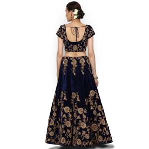 Lehenga Choli de Terciopelo Bordado con Dori Azul Clásico para Damas de Honor de Talla Grande - Product Image 3