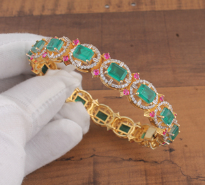 Bracelet en pierre verte taille émeraude plaqué or 18 carats, multi-gemmes, avec halo de rubis et cristaux, vente en gros, fabricant de luxe - Product Image 3
