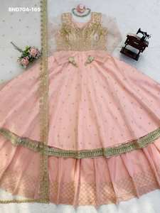 Fournisseur de robes de créateur en faux georgette lourde et magnifique, avec broderies de fils et de sequins, et ensemble lehenga-dupatta, de Surat. - Product Image 4
