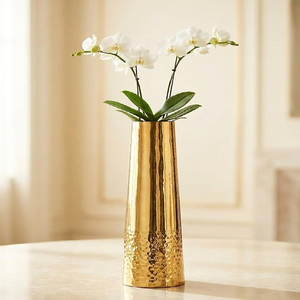 Vase antique en laiton cannelé avec socle et patine vieillie discrète, contenant des pivoines blanches, disponible à prix de gros - Product Image 5