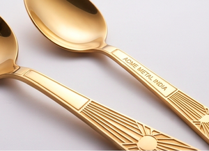Ensemble de couverts gravés en or mat, finition PVD or mat, en acier inoxydable, design de luxe pour les événements de luxe, les restaurants et la restauration. - Product Image 2