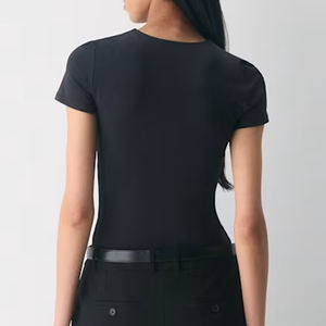 T-shirt basique pour femme en coton premium respirant, idéal pour le quotidien, prix fabricant, design uni avec logo. - Product Image 6