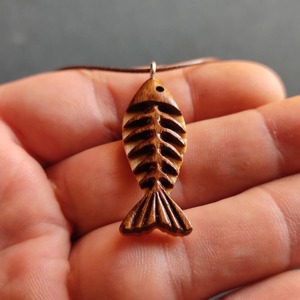 Collier avec pendentif poisson en bois, charme en bois naturel sculpté à la main, couleur marron, design minimaliste pour les amoureux de la nature - Product Image 6