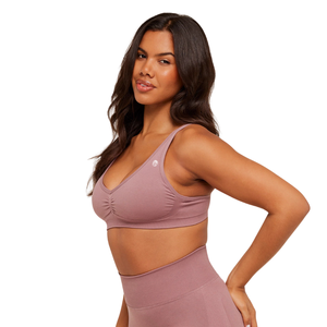 Sujetador deportivo sin costuras para mujer con logo personalizado, color rosa calmado, de nailon y elastano, con fruncido y cuello en V, top de yoga de soporte ligero para gimnasio y fitness. - Product Image 2