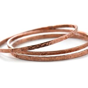กำไลโลหะทำมือสุดหรู พร้อมลวดลายดอกไม้สลัก โทนสีโรสโกลด์ ดีไซน์สวยงาม - Product Image 5