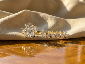 Ensemble de bague de fiançailles avec diamant de laboratoire taille coussin de 3,75 carats, bague solitaire avec bande éternelle complète en or jaune massif 10 carats - Product Image 4
