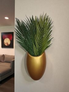 Maceta moderna chapada en oro con flores artificiales para decoración de interiores - Product Image 5