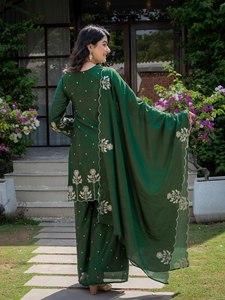 Ensemble Premium Chinnon Plazzo : Kurti Élégant Brodé Col V, Pantalon Assorti et Dupatta – Tenue Ethnique pour Fêtes, Hiver, Été et Festivals - Product Image 6