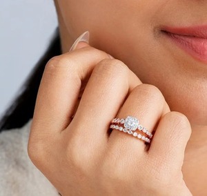Bague de fiançailles en or rose 14 carats avec diamant de laboratoire rond de 1,30 carat, serti halo et monture coussin - Product Image 2
