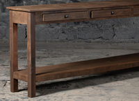 Table console en bois de style farmhouse, idéale pour une décoration rustique, ajoutant du charme et des solutions de rangement fonctionnelles.
