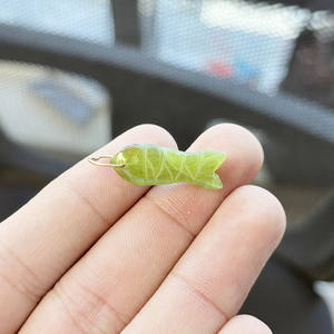 Pendentif poisson en péridot naturel sculpté à la main, plaqué or, breloque animale en pierre précieuse verte, petit poisson de mer, fourniture pour la fabrication de bijoux - Product Image 5