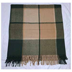 Manta de invierno con diseño a cuadros color oliva, con material acogedor para máxima calidez y un sueño confortable - Product Image 6